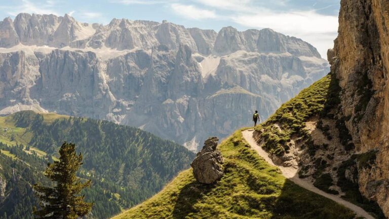 Lire la suite à propos de l’article Top 10 des plus belles Randonnées du Monde : des sentiers d’aventure aux Paysages Époustouflants